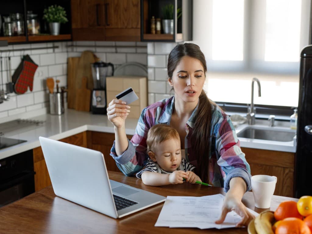 Mutter mit Kind beim Planen der Familienfinanzen